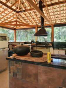 a kitchen with two bowls on top of a counter at CHÁCARA Na Represa in Ibiúna