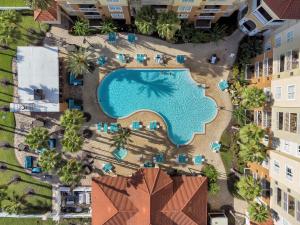 een uitzicht over een zwembad in een resort bij The Point, Lux Apartment 4 min from Universal in Orlando