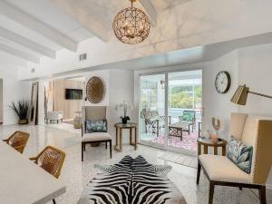 uma sala de estar com um tapete de zebra no chão em The Pink Flamingo Mid Century Heated Pool Paradise em Sarasota