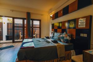 una camera da letto con un letto grande e una grande finestra di Rasdu View Inn a Rasdhoo