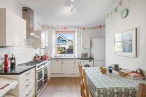 Η κουζίνα ή μικρή κουζίνα στο Manacles - Spacious flat near beach with sea views & parking