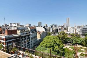 een uitzicht op de skyline van de stad met gebouwen bij Recoleta excelente ubicación in Buenos Aires