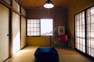 Imagen de la galería de 天然温泉付き プライベート空間 北アルプスの麓安曇野 貸切一棟貸 70型スクリーン完備 フモトノイエ, en Azumino