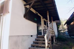 Το κτήριο όπου στεγάζεται  η παραθεριστική κατοικία +6 φωτογραφίες