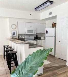 Nhà bếp/bếp nhỏ tại Shores of Panama Unit 1209