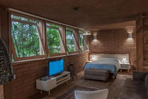 una camera con letto e TV di Lofts in The Forest a Avándaro