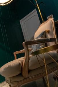 una sedia in una stanza verde con una lampada di Interno 9 a Bari