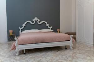 1 dormitorio con cama blanca y manta rosa en Interno 9 en Bari