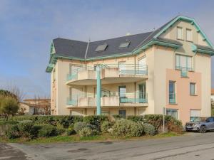 a large apartment building with a roof at Duplex 4 pièces, balcon, 6 pers, Châtelaillon-Plage, Wi-Fi - FR-1-535-38 in Châtelaillon-Plage