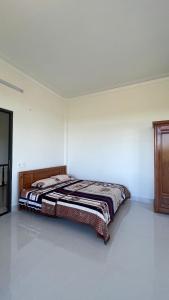 een slaapkamer met een bed in een kamer bij An Yên Home in Bao Loc
