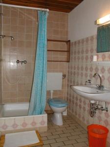 Kúpeľňa v ubytovaní Room in Vodice with balcony, air conditioning, Wi-Fi (4826-2)