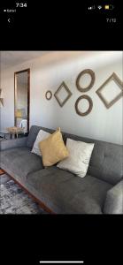 uma sala de estar com um sofá e espelhos na parede em Chalet Castello em Ensenada