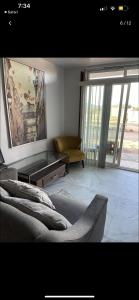 uma sala de estar com duas camas e um sofá em Chalet Castello em Ensenada