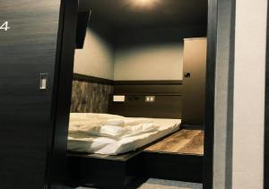 Кровать или кровати в номере MALE ONLY Hotel Capsule Inn Shizuoka-Vacation STAY 75183