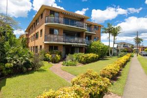 un bâtiment en briques avec une passerelle devant lui dans l'établissement Braemar 3, à Forster