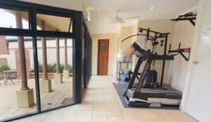 Fitness centrum a/nebo fitness zařízení v ubytování Barclay On View