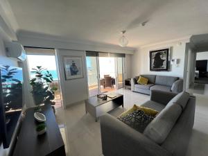 uma sala de estar com um sofá e uma mesa em Stunning 2 bedroom Ocean View Apartment em Gold Coast