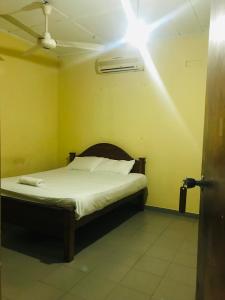 sypialnia z łóżkiem z lampką na suficie w obiekcie Green Parrot Family Resort w mieście Polonnaruwa