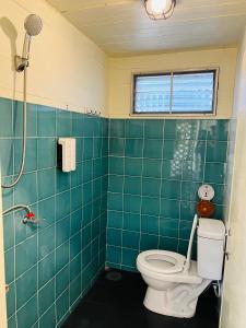 łazienka z toaletą i prysznicem w obiekcie 146 Canal w mieście Bangkok