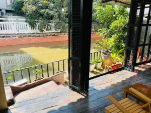 un porche abierto con vistas a una piscina de agua en 146 Canal en Bangkok