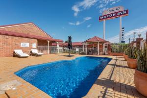 a swimming pool in front of a hotel at Roma Mid Town Motor Inn in Roma