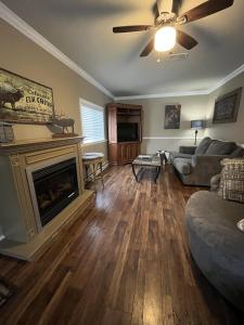 uma sala de estar com um sofá e uma lareira em Mt Olympus Cabin, Cozy 1 bedroom cabin Great for couples em Estes Park