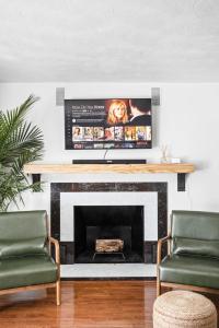 โทรทัศน์และ/หรือระบบความบันเทิงของ 5BR 2BA Fun Family Home Sleeps 12 Pinball TVs 15m DT