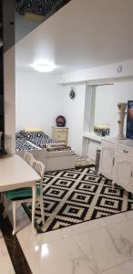 uma sala de estar com um tapete preto e branco em plt&EVA em Anykščiai