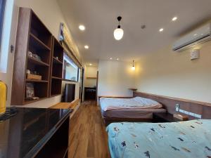 een hotelkamer met 2 bedden en een aanrecht bij Miao Home in Fanlu