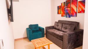 un salon avec un canapé et une chaise dans l'établissement Magico Apartamento Frente al Mar 3 Habitaciones PAZ224, à Coveñitas