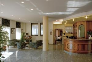 - un hall avec des chaises, une table et un miroir dans l'établissement Hotel Europa, à Marostica