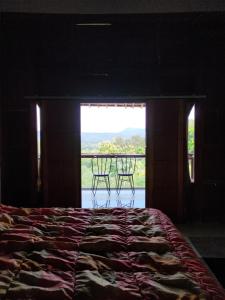 Rúm í herbergi á Omah Singo Stay & Resto Yogyakarta