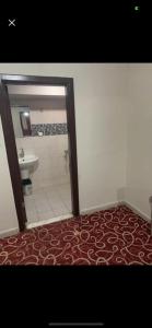 La salle de bains est pourvue de toilettes, d'un lavabo et d'un miroir. dans l'établissement Ankara apart Hostel 1, à Altındağ