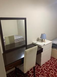 1 dormitorio con escritorio, espejo y cama en Ankara apart Hostel 1 en Altındağ