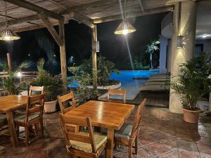 Kolam renang di atau dekat dengan Le Gite du Bonheur Guest House & Car Rental