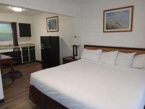 Postel nebo postele na pokoji v ubytování Blue Coast Inn & Suites