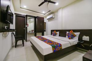 - une chambre avec un lit et une télévision dans l'établissement FabExpress Aditya Regency-Near Railway Station-Bhopal, à Bhopal