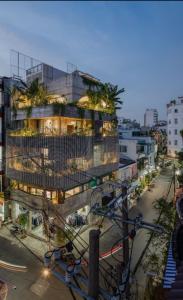 un edificio con palmeras a un lado en Hoa house, en Ho Chi Minh