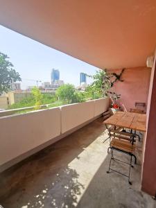 balkon ze stołem i widokiem na miasto w obiekcie FLC - 3 Bedrooms -Max 10 guests - Gare St Charles 1,5km Hyper Center w Marsylii