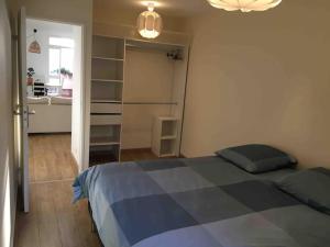 sypialnia z łóżkiem i pokój z biurkiem w obiekcie FLC - 3 Bedrooms -Max 10 guests - Gare St Charles 1,5km Hyper Center w Marsylii