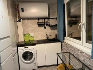 a kitchen with a washing machine and a washer at Ancely Studio Aséptisé in Toulouse