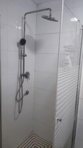 eine Dusche mit Glastür im Bad in der Unterkunft Studio Apartment 12 Minutes from Bahai's garden in Haifa