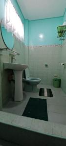 y baño con lavabo y aseo. en Donsol Aguluz Homestay, en Donsol