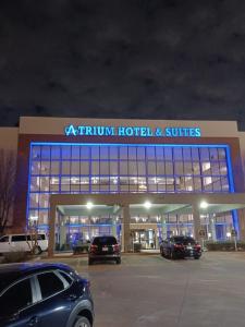 un bâtiment avec des voitures garées dans un parking dans l'établissement Atrium Hotel and Suites DFW Airport, à Irving