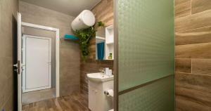 bagno con servizi igienici, lavandino e porta di Takamakasky Villas a Takamaka