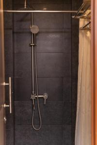 La salle de bains est pourvue d'une douche avec une porte en verre. dans l'établissement Felicity Island Hotel, à Mactan