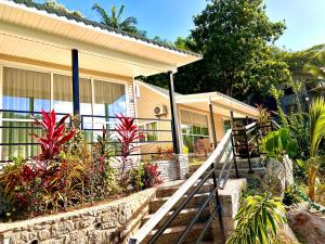 una casa con una scala davanti di Takamakasky Villas a Takamaka