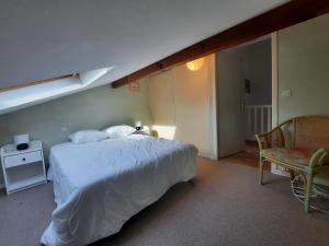 - une chambre avec un grand lit blanc et une chaise dans l'établissement Appartement Anglet, 3 pièces, 4 personnes - FR-1-239-859, à Anglet
