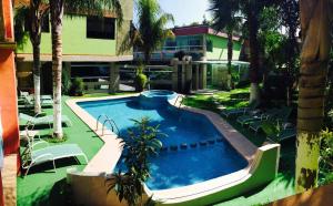 Hồ bơi trong/gần Hotel Cuellar