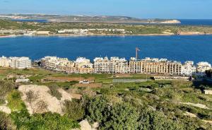 una vista aerea di una città e di un corpo idrico di Spacious Luxurious Apartment with Seaview a Mellieħa